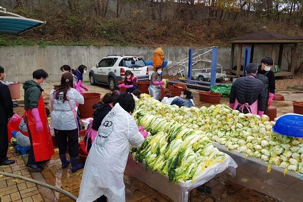 [지역사회네트워크]자원봉사자 복지관 김장 지원