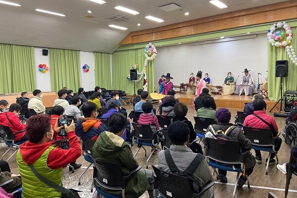 부여군충남국악단의 "국악공연"