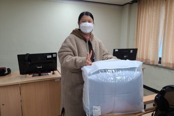 방한 이불 꾸러미 전달